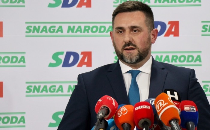 Edin Ramić Edin Ramić, čovjek koji je bio protiv podjele novogodišnjih paketića ...